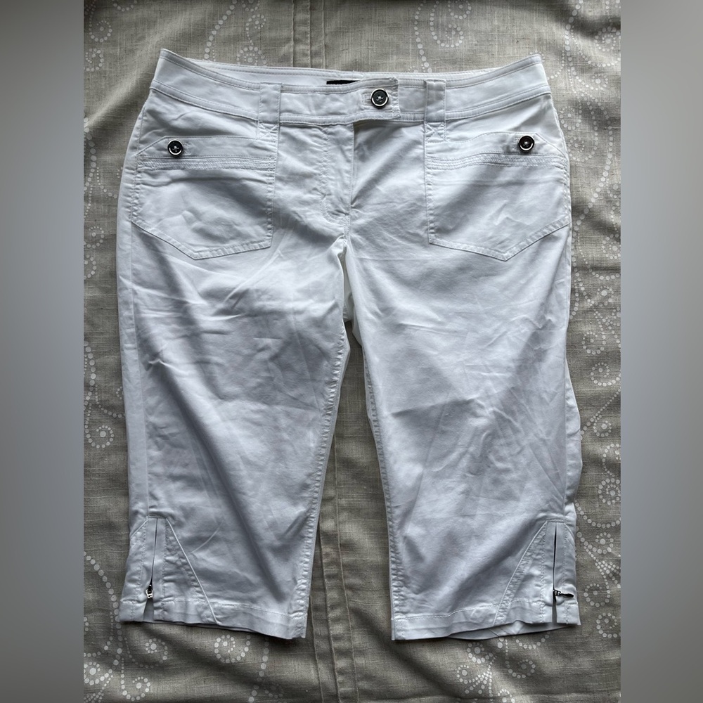 White House black market size 12 white capris. Like new.